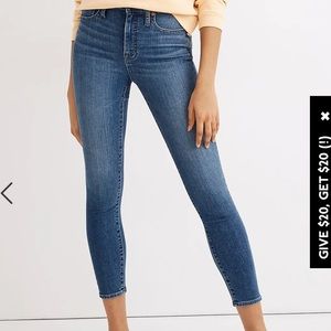 Curvy High-Rise Skinny Crop Jeans in Dalstrom Wash